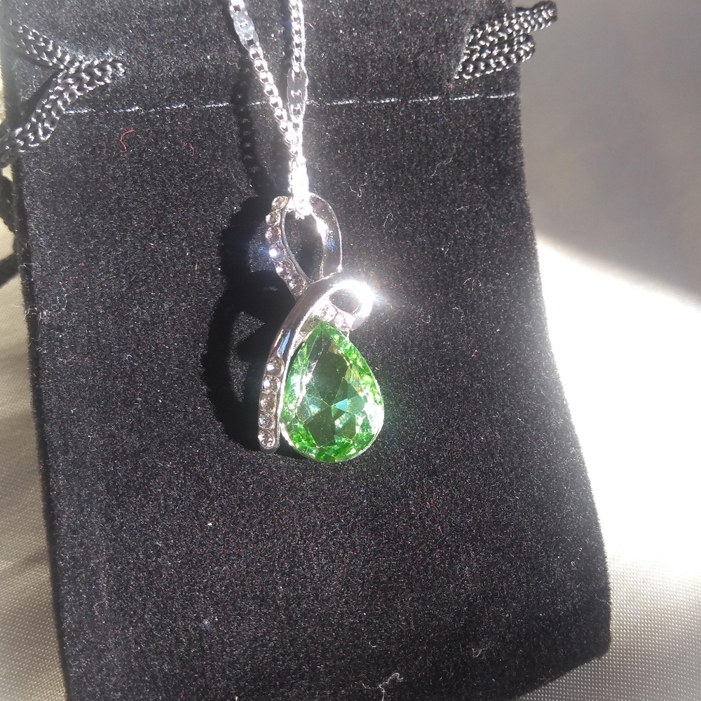 Green Crystal pendant NWOT - Picture 2 of 3